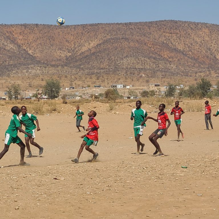 Match de foot sur place avec les maillots du FFC, coach David et Franck